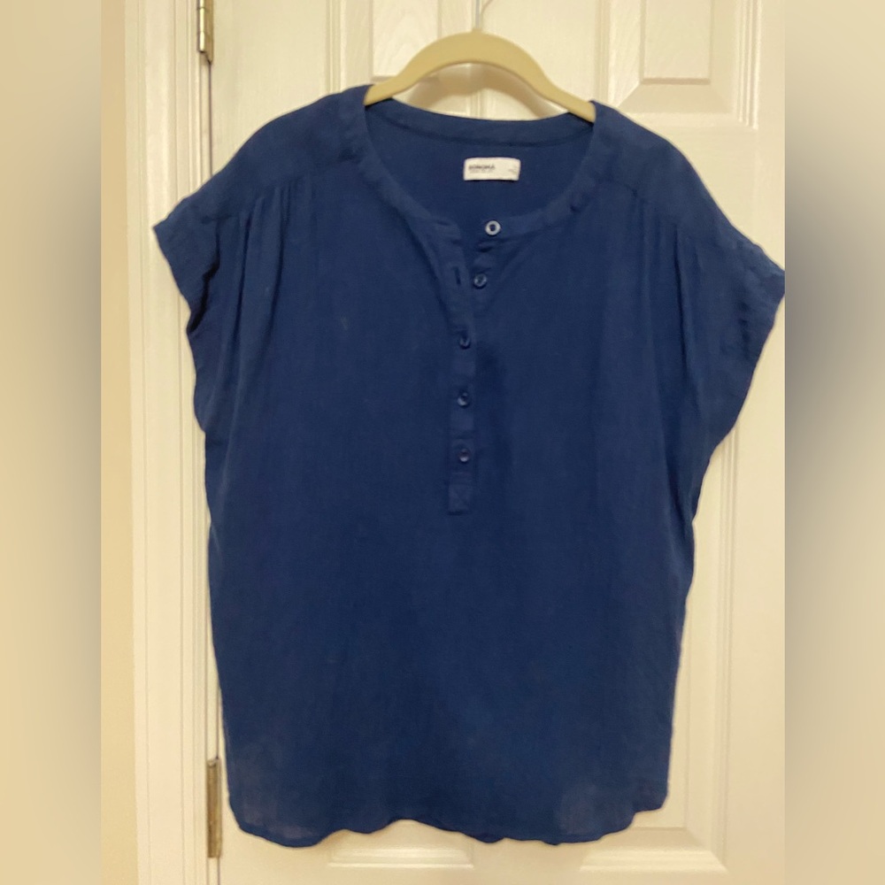 Navy cotton/linen shirt sleeve top with buttons